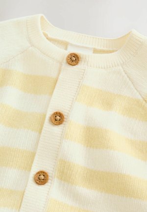 Jasnożółty i biały kardigan w paski, o prążkowanej teksturze, z trzema drewnianymi guzikami i okrągłym dekoltem. Miękki dzianinowy materiał.