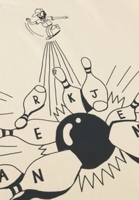 Illustrazione grafica su tessuto crema che presenta uno skateboarder sopra dei birilli da bowling e una palla da bowling, con contorni neri e accenti audaci.