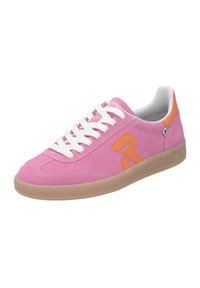 Baskets en daim rose avec des lacets blancs, accents orange sur le côté et le talon, et une semelle en caoutchouc beige. Bout arrondi et surface texturée.