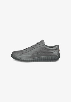 Sneaker grigio in pelle con finitura testurizzata, colletto imbottito e punta rotonda. Caratterizzato da una suola in gomma rigata e lacci piatti.