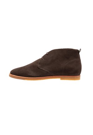 Braune Wildleder-Wüstenstiefel mit abgerundeter Spitze, minimaler Naht, zwei Ösen und einer hellbraunen Gummisohle. Insgesamt glatte Textur.