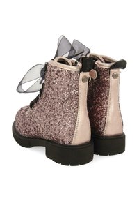 Botas de tobillo brillantes con una mezcla de tonos rosas, acentos metálicos, cordones de cinta y parte superior texturizada, con una suela negra gruesa.