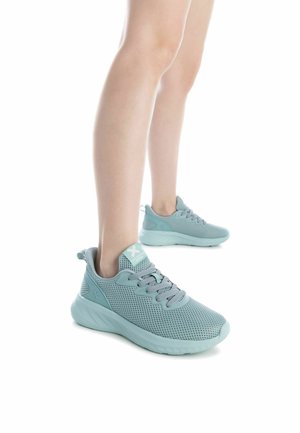 Zapatillas de malla azul claro con un collarín acolchado, diseño de cordones y suela de goma texturizada, que presentan un estilo minimalista y una parte superior ventilada.