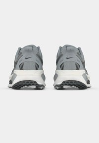 Γκρίζα αθλητικά παπούτσια με αναπνέον υφασμάτινο πάνω μέρος, μαύρες λεπτομέρειες και λευκή ενδιάμεση σόλα. Διαθέτει υφασμάτινη εξωτερική σόλα για πρόσφυση.