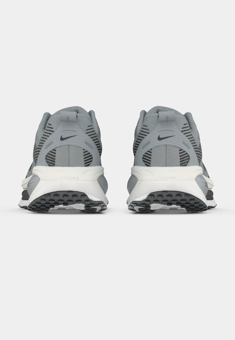 Graue Sportschuhe mit einem atmungsaktiven Mesh-Obermaterial, schwarzen Akzenten und einer weißen Zwischensohle. Verfügt über eine strukturierte Gummisohle für besseren Halt.