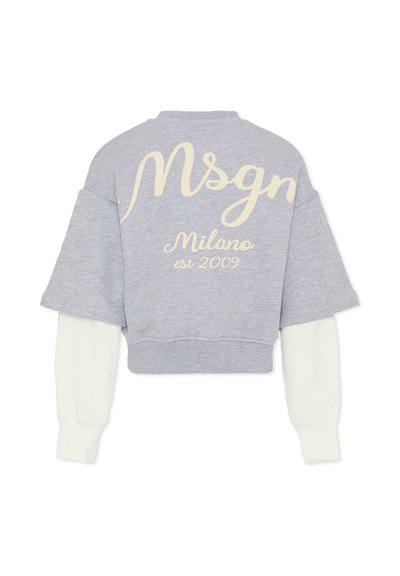 Szara, skrócona bluza z białymi długimi rękawami pod spodem, z napisem "Msgm Milano est 2009" na plecach.