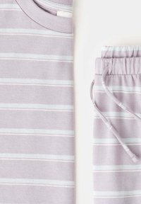 T-shirt en maille rayé horizontal violet clair et blanc et pantalon à taille élastique avec cordon, posé à plat sur fond blanc.