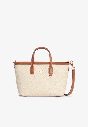 Sac à main texturé crème avec poignées et finitions en cuir marron, ferrures dorées, et une bandoulière amovible.