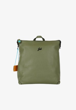 Zaino quadrato in pelle verde oliva con logo nero, manico superiore, chiusura con zip e cordoncino blu con etichetta marrone attaccata.