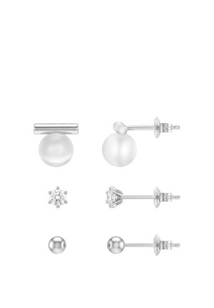 Sæt med tre par sølv ørestikker: et med en stang og perle, et med en lille klar ædelsten og et med en simpel sølvkugle.