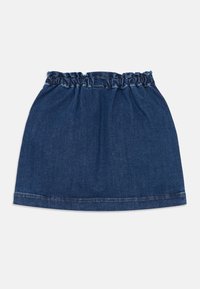 Jupe en denim bleu avec taille élastique froncée et ourlet droit, posée à plat sur un fond blanc.