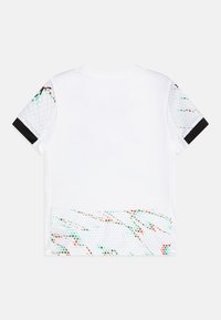 T-shirt bianco a maniche corte con un motivo testurizzato in verde e rosso sulla parte bassa della schiena e sulle maniche, rifinito con polsini neri.