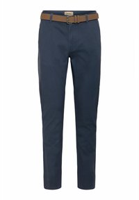Pantalones azul marino confeccionados en una mezcla de algodón, con un corte ajustado, presillas para cinturón y un cinturón de cuero marrón para un detalle adicional.