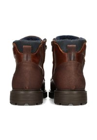 Botas de cuero marrón con tobillo alto, cuello de felpa azul y suela de goma texturizada. Incluyen cremalleras y tiradores para ponérselas con facilidad.