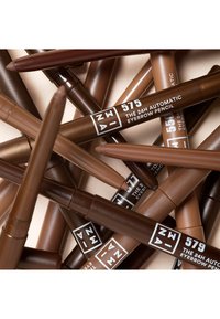 Samling av øyenbrynspenn i ulike brunnyanser. Hver penn har en spiss tupp og hvit emballasje med merke- og nyansenavn.