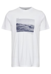 Hvid bomulds-T-shirt med et marineblåt grafik af bølger og tekst i et blokagtigt skrifttype. Korte ærmer og design med rund hals.