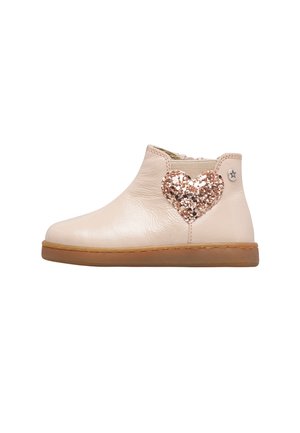 Stivaletto da bambino rosa chiaro con suola marrone e decorazione a forma di cuore in oro rosa glitterato sul lato.