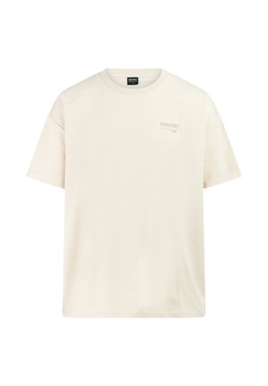 Beige T-shirt met korte mouwen en ronde hals, met klein "Protest" logo op de linkerborst gedrukt.