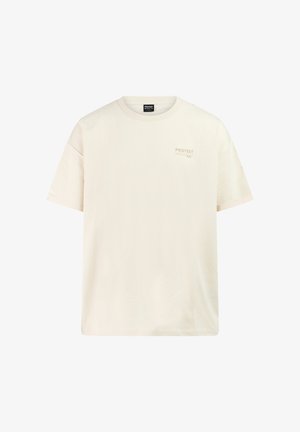 Beige T-shirt met korte mouwen en ronde hals, met klein "Protest" logo op de linkerborst gedrukt.