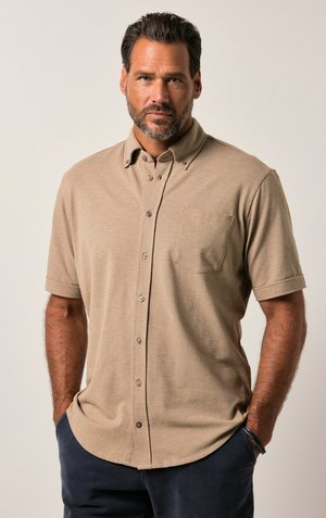Kurzärmliges, beiges Button-Up-Hemd mit einer Brusttasche; weiche Textur, strukturierter Kragen und fünf Knöpfe vorne.
