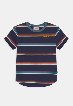 T-shirt bleu marine à manches courtes avec des rayures horizontales orange, verte, blanche et marron, avec un col turquoise et un petit logo Levi’s sur la poitrine.