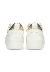 Le sneaker bianche in pelle presentano una parte posteriore imbottita con dettagli in oro metallici, una forma arrotondata e una suola in gomma testurizzata per aderenza e durata.