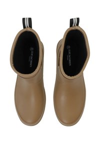 Karmelowe botki sięgające kostki z błyszczącego kauczuku, z miękkim materiałowym wnętrzem, okrągłym czubkiem i pętlą do zakupu w czarno-białe paski.