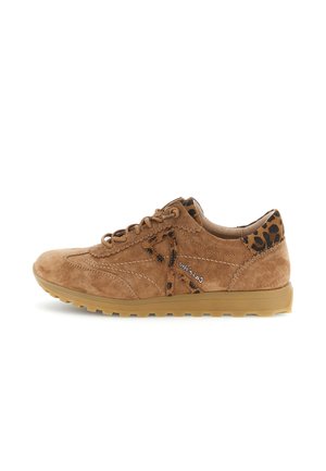 Sneaker in camoscio marrone con chiusura frontale con lacci, dettagli con stampa leopardata sul tallone e sul logo e suola in gomma zigrinata.