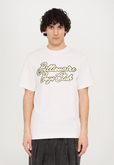 Bijela pamučna majica s istaknutim crnim i zlatnim logotipom "Billionaire Boys Club" ispisanim kurzivom. Kratki rukavi, dizajn s okruglim izrezom.