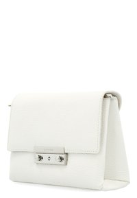Weiße Lederhandtasche mit strukturiertem Finish, umklappbarem Deckel, silberner Hardware-Verschluss und minimalistischem Design. Kompakte und strukturierte Form.