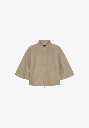 Beige uldblandet jakke med et kort, klokkeformet design, der har en høj krave, lynlås foran og to sidelommer.