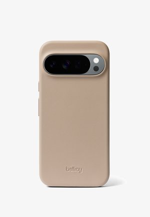 Custodia per smartphone in pelle beige con logo in rilievo, ritaglio per la fotocamera che mostra tre lenti, flash e sensore su sfondo bianco.