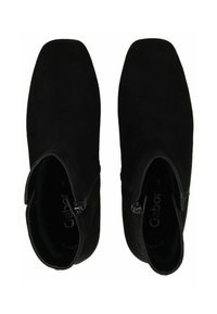 Bottines en suède noir avec un embout carré, fermeture éclair latérale et une texture lisse. Design minimaliste sans embellissements.