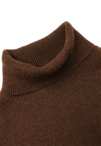 Hnědý vlnený svetřík s vysokým límcem a žebrovanou texturou, se hladkým tělem a přiléhavým střihem.