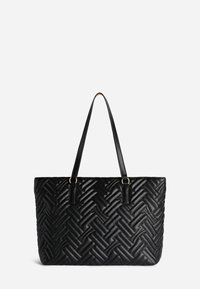 Borsa tote intrecciata nera con forma strutturata, materiale testurizzato, due manici lunghi e dettagli in metallo color oro.