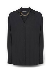 Czarna bluzka z długim rękawem, zapinana na guziki z kołnierzykiem. Posiada dekolt w serek oraz ozdobny złoty łańcuszek przy szyi. Gładka tkanina.