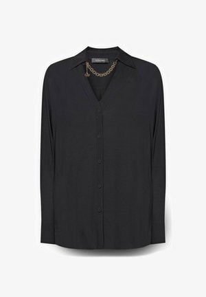 Czarna bluzka z długim rękawem, zapinana na guziki z kołnierzykiem. Posiada dekolt w serek oraz ozdobny złoty łańcuszek przy szyi. Gładka tkanina.