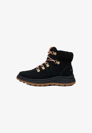 Botte d'hiver en daim noir avec des lacets beige, des œillets beige, un col en polaire noire et une épaisse semelle en caoutchouc marron.