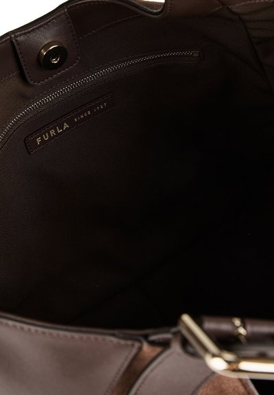 Интериор на тъмно кафява чанта Furla, показващ джоб с цип и закопчалка със копче.