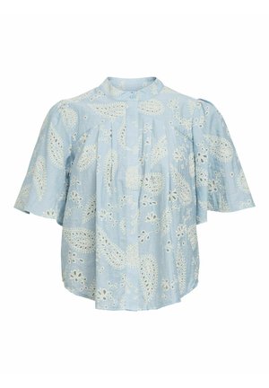 Blouse bleu clair avec manches courtes larges, motifs brodés blancs de paisley et floraux, et col mandarin avec patte de boutonnage devant.