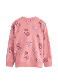 Różowa bluza z długim rękawem z ściągaczami przy mankietach i u dołu, ozdobiona na plecach klastrami różowych i fioletowych róż oraz zielonych liści.