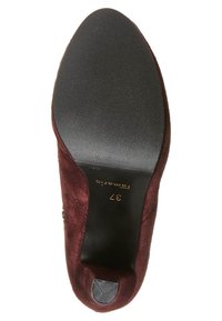 Burgundské semišové boty s elegantním designem, špičatou špičkou a gumovou podrážkou se strukturovaným dnem pro lepší přilnavost. Velikost označena jako 37.