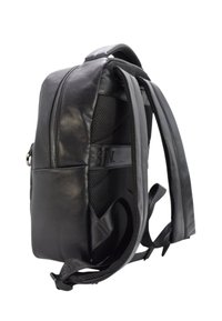 Czarny skórzany plecak z zamkiem błyskawicznym, wyściełanymi ramiączkami i siatkowym wykończeniem z tyłu. Prosty, nowoczesny design.