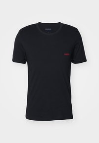 Svart bomull T-skjorte med klassisk rund hals, korte ermer og en liten rød "HUGO" logo på venstre bryst.