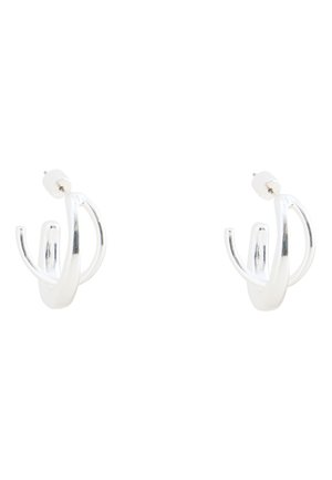 Paar glänzende silberfarbene Stecker-Creolen mit einem doppelten gedrehten Design und klaren Gummirückseiten auf weißem Hintergrund.