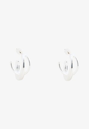Paar glänzende silberfarbene Stecker-Creolen mit einem doppelten gedrehten Design und klaren Gummirückseiten auf weißem Hintergrund.