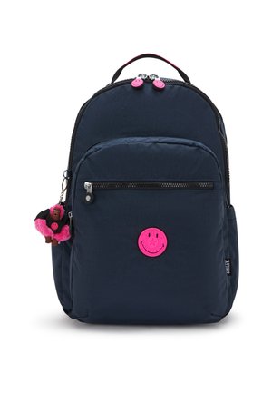Zaino in tessuto blu navy con forma arrotondata, spilla rosa con faccina sorridente e tasche con zip. Incluso un portachiavi con una scimmietta pelosa adorabile.
