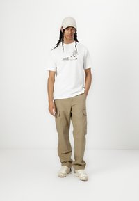 New Balance NEWBIE CHASE UNISEX - T-shirts print - white