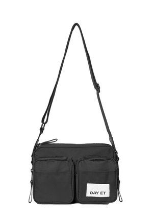 Borsa a tracolla nera con due tasche frontali con zip e tracolla regolabile, caratterizzata da un'etichetta bianca con il logo "DAY ET".