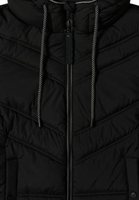 Sort pufferjakke med chevron-quilted design, kontrasterende grå snore, frontlynlås og trykknap-lukningslommer.